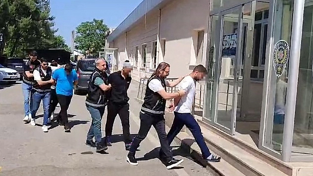  Eşini Darp Ettiği İddia Edilen Adamı Öldüresiye Dövüp Videoya Kaydettiler