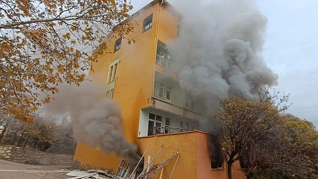 Eski Öğretmenevi Ve Belediye Binası Alevler İçinde Kaldı