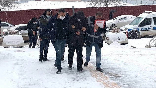 Eve giren hırsızlar ne bulursa çaldı ama yakalanmaktan kurtulamadı