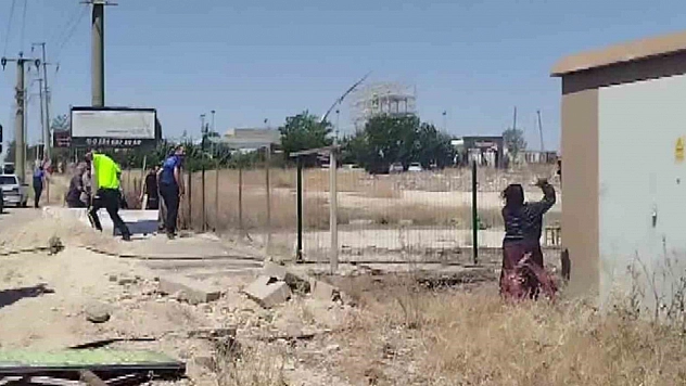 Evi yakıp gelen ekipleri taş yağmuruna tuttu