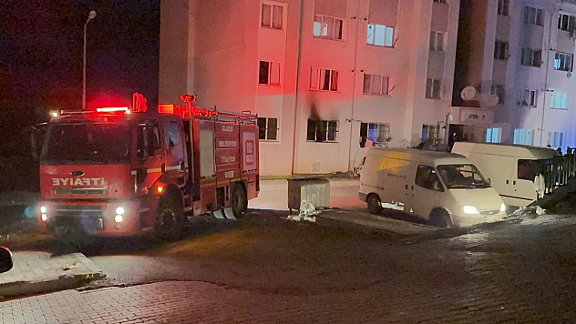 Evini ateşe verip kendini bıçakladı: 3 kişi hastaneye kaldırıldı