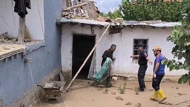 Evini kaybetti, ekmek teknesini enkazdan çıkardı