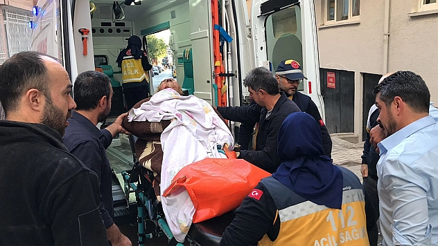 Evinin bodrumunda kendini ateşe veren kadını komşuları söndürdü