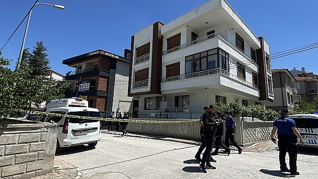 Evlat dehşeti! Tartıştığı anne ve babasını bıçaklayarak öldürdü