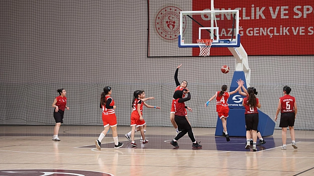 Farklı branşlarda 918 sporcu okul sporlarında ter döktü