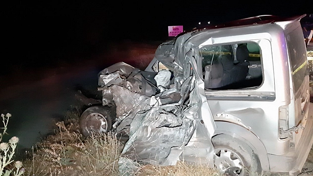 Feci kazada araçlar hurdaya döndü