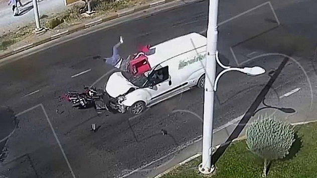 Feci kazada motosiklet sürücüsü havaya uçtu