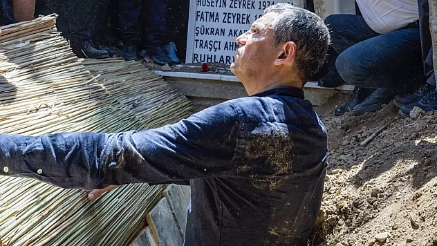 Ferdi Zeyrek'in cenazesini Özgür Özel defnetti