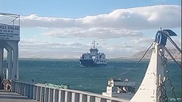 Feribotta korku dolu anlar:Fırtınada iskeleye yanaşmak için uzun süre bekledi