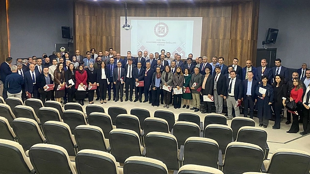 Fırat Üniversitesi Başarılı Akademisyenlerini Ödüllendirmeye Devam Ediyor…