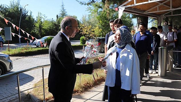 Fırat Üniversitesi Rektörü öğrencileri kapıda çiçeklerle karşıladı