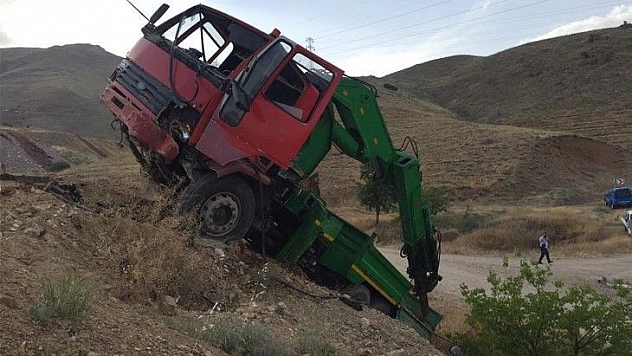 Freni boşalan vinç yoldan çıktı: 2 yaralı