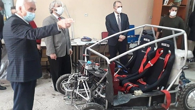 FÜ Rektörü Göktaş, elektrikli aracı inceledi