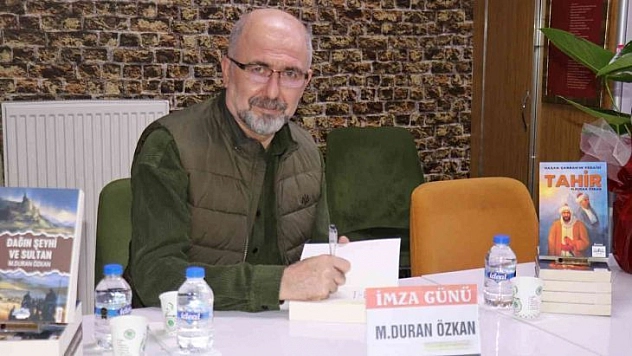 Gazeteci -Yazar Özkan, ikinci kitabının imza gününde kitapseverlerle buluştu