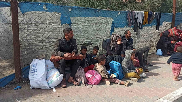 Gazze Şeridi'nin kuzeyindeki evlerine dönmek isteyen Filistinlilerin bekleyişi sürüyor