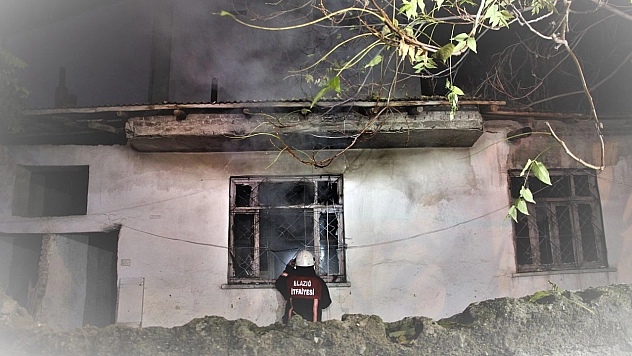 Gece yarısı facianın eşiğinden dönüldü: Yangına uykusunda yakalandı