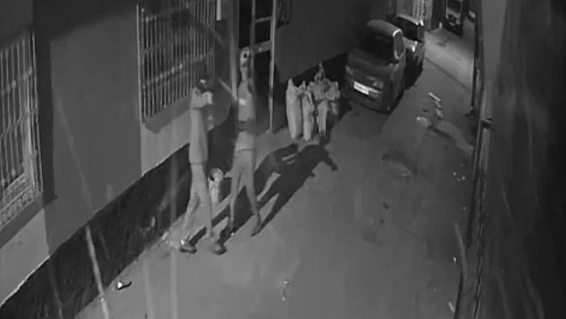 Gece yarısı iki şüpheli evi kurşunladı