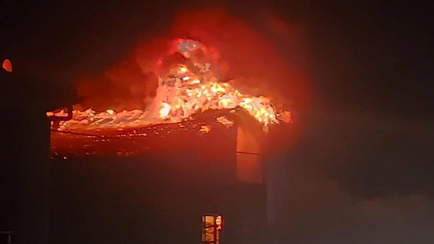 Geceyi Alevler Aydınlattı: 2 Katlı Ev Küle Döndü!