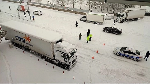 Genç-Diyarbakır yolu ulaşıma kapandı, onlarca araç yolda kaldı