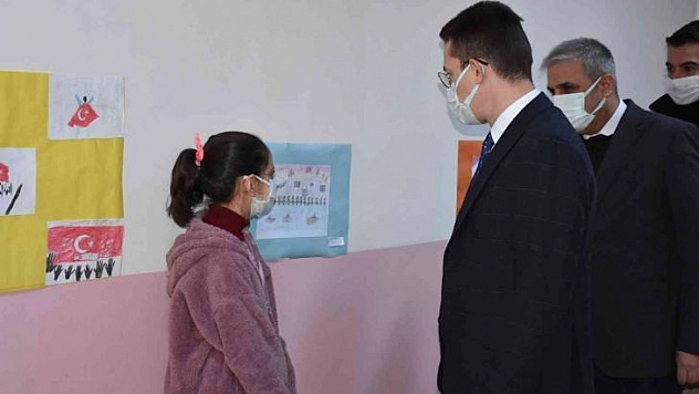 Genç ilçesinde öğrenciler '15 Temmuz' resim sergisi açtı