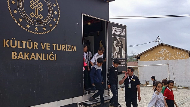 Gezen Sinema Tırı Baskil'de çocuklarla buluştu