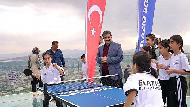 Göğün eteğinde masa tenisi