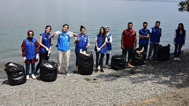 Gönüllü gençler, Hazar Gölü çevresini temizledi