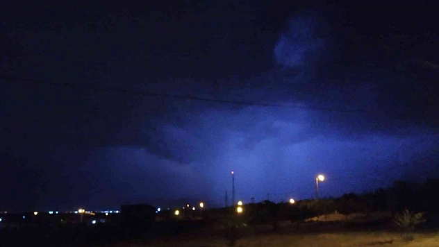 Gören telefonuna sarıldı, ilginç görüntüler oluştu