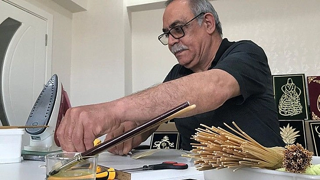 Görenler, ekin sapı olduğuna inanamıyor, sapı sanata dönüştürüyor