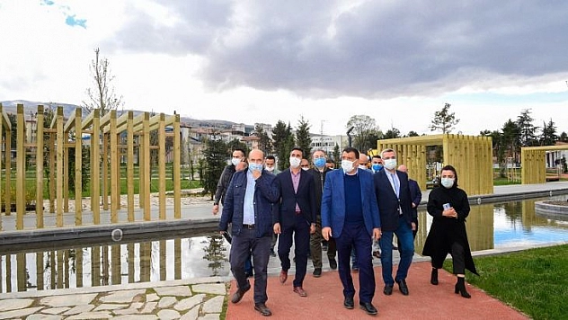 Gürkan, tamamlanan millet bahçesinde incelemede bulundu.