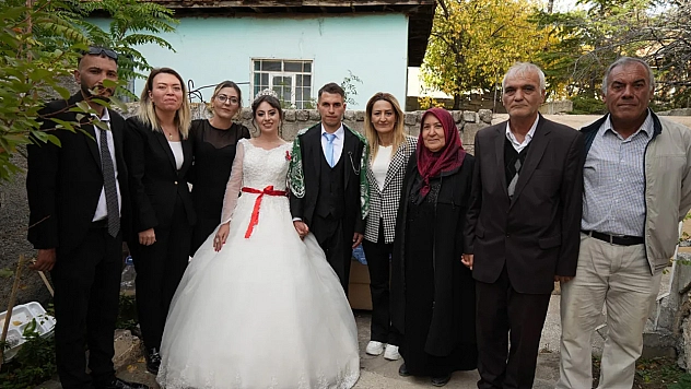 Hacca gidemediler, gençlerin mutluluğuna vesile oldular