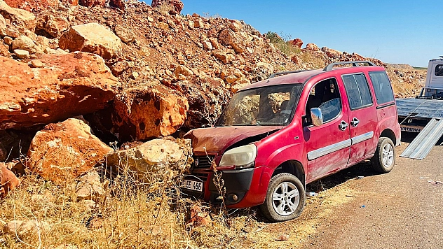 Hafif ticari araç şarampole çarptı: 3 yaralı