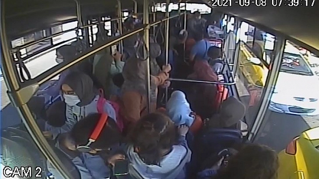 Halk otobüsü şoförü, baygınlık geçiren yolcuyu hastaneye yetiştirdi