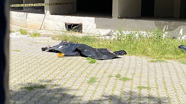 Hasarlı Binaya Giren Hırsız Çarşafları Sarkıtıp İnerken Düşerek Öldü