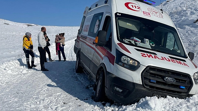 Elazığ'da hasta çocuk greyderle ambulansa ulaştırıldı