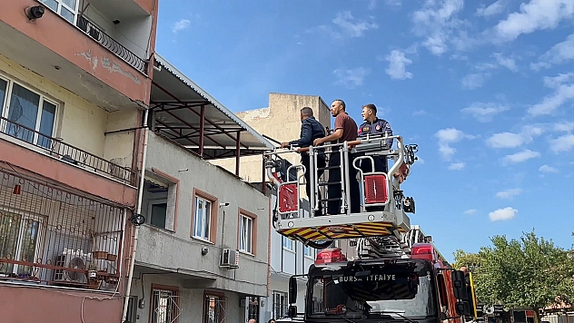 Hastaneye yatmak istemedi, polise bıçak çekip direndi