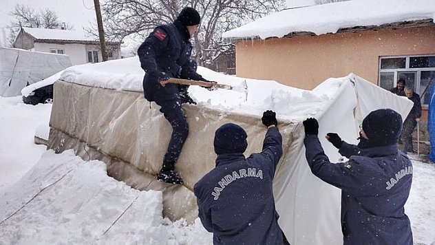 Hayvanlarının Yemi Karla Kaplı Çadırın Altında Kalan Engelli Vatandaşın İmdadına Jandarma Koştu