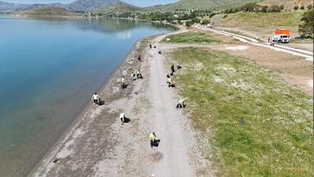 Hazar Gölü'nde dev temizlik 12 ton atık toplandı