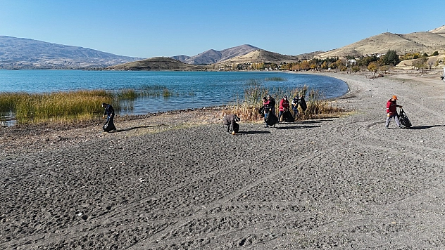 Hazar Gölü'nde temizlik seferberliği