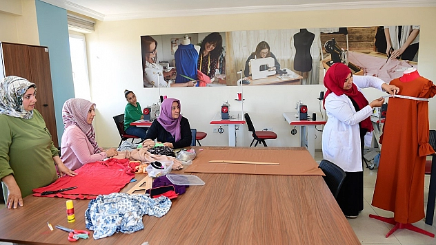 Depremzede Kadınlar Yaraları Sarmaya Devam Ediyor