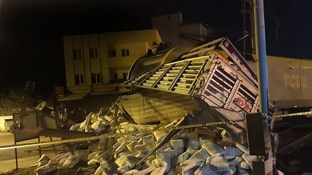 Hemzemin geçitte yük treni tırı biçti: 2 yaralı