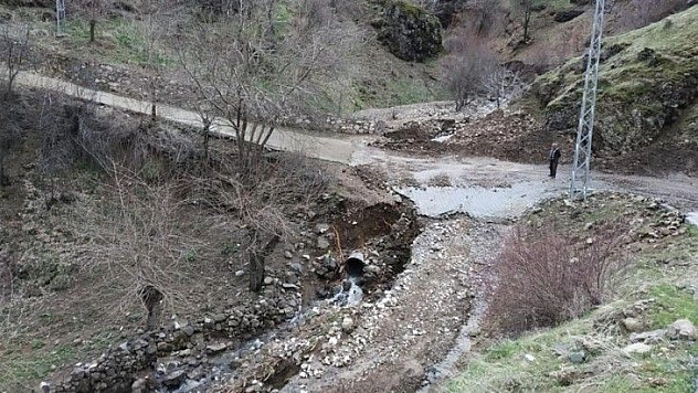 Heyelan nedeniyle kapanan köy yolu, ulaşıma açıldı