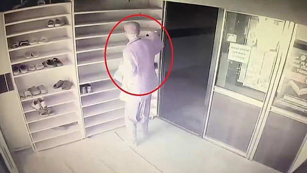 Hırsız, Camide Gözüne Kestirdiği İki Çift Ayakkabıyı Çaldı