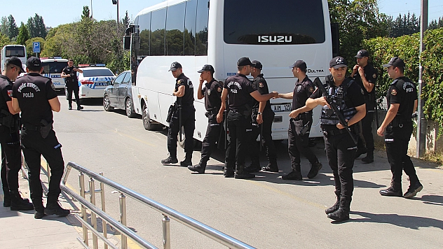 Husumetlilerine ateş açtı, yoldan geçen başkasını öldürdü