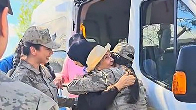 Huzurevi sakinlerinden jandarmaya Anneler Günü ziyareti