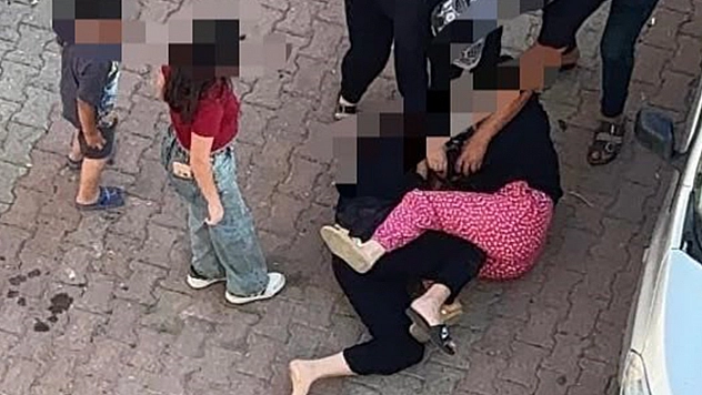 İki kadın saç başa kavga ettiler
