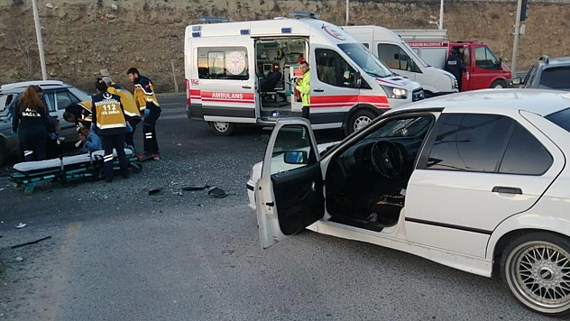 İki Otomobil Çarpıştı!