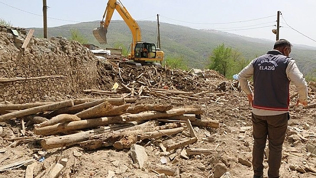 İl Özel İdaresi Köylerdeki Yıkım ve Enkaz Kaldırma İşlemlerini Hızlandırdı