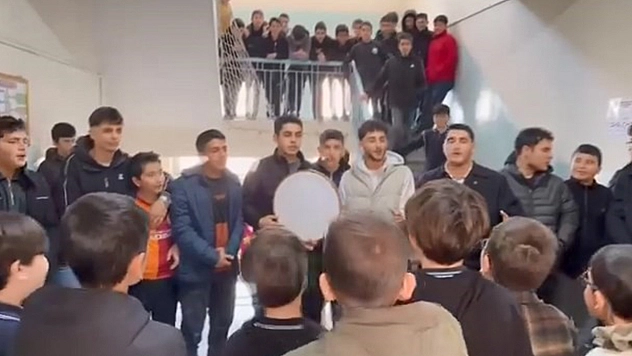 İlahi akımına Elazığ'da katıldı