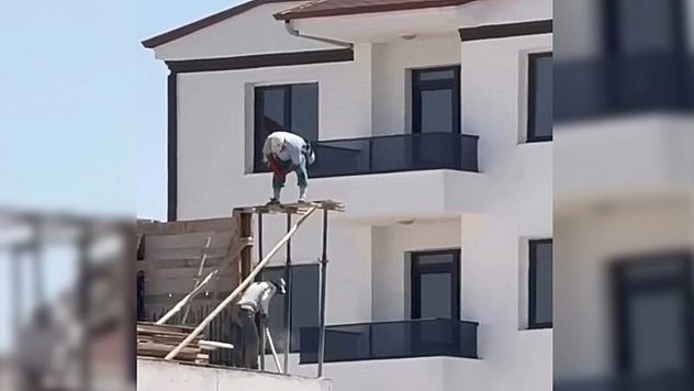 İnşaat işçilerinin tehlikeli çalışması kameraya yansıdı